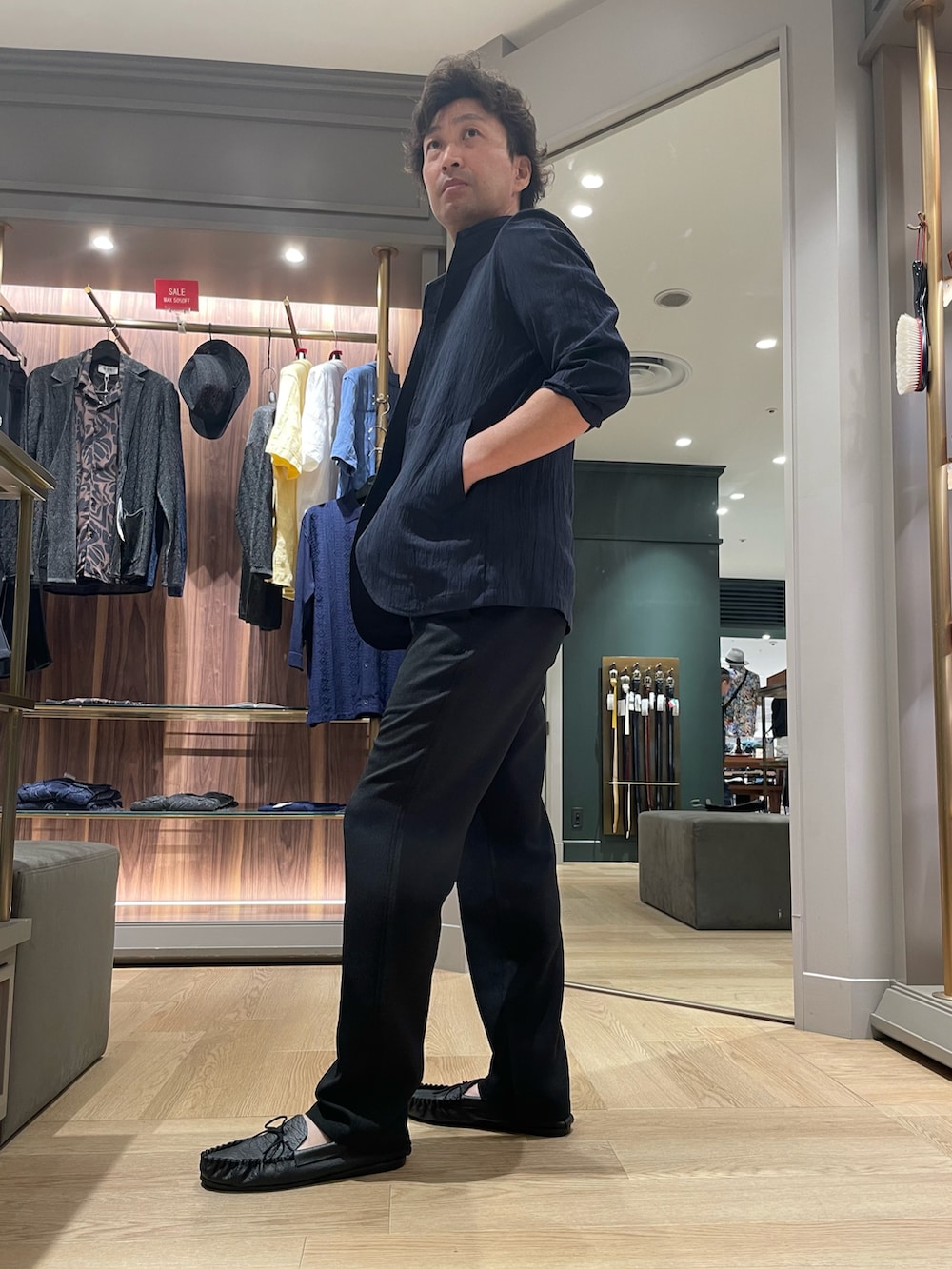 ブルー系のカーディガン/ボレロ、ブラック系のその他パンツ、ブラック系のモカシン/デッキシューズを着用したメンズの夏コーディネートの3枚目の写真
