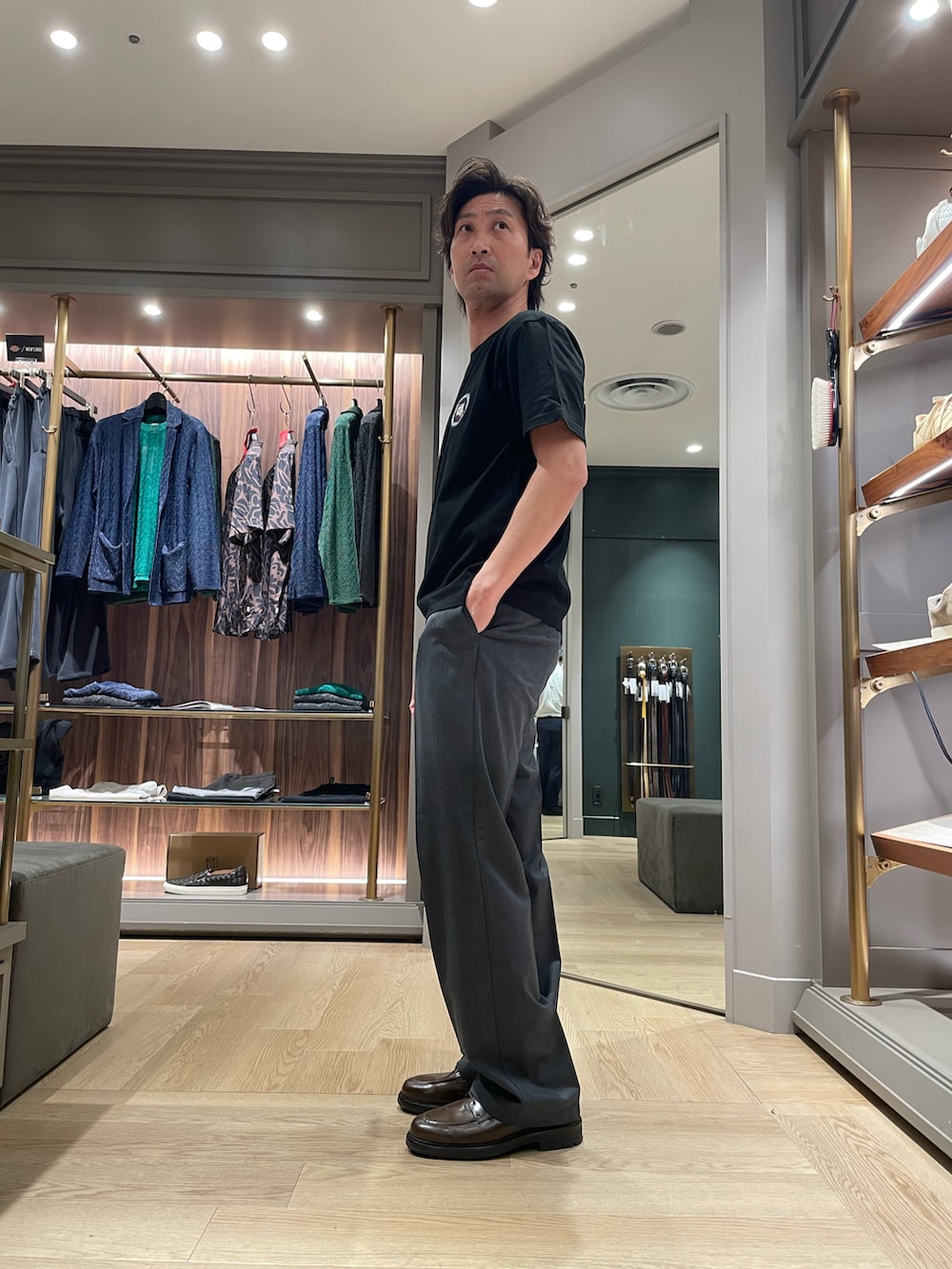 ホワイト系のTシャツ/カットソー、ブラック系のその他パンツ、ブラウン系のドレスシューズを着用したメンズの夏コーディネートの2枚目の写真