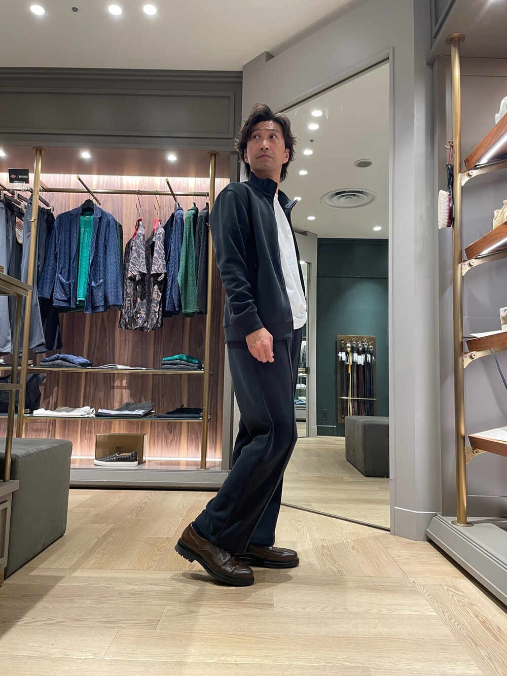 ブラック系のその他アウター、ブラック系のスウェットパンツ、ブラウン系のドレスシューズを着用したメンズの春コーディネートの3枚目の写真