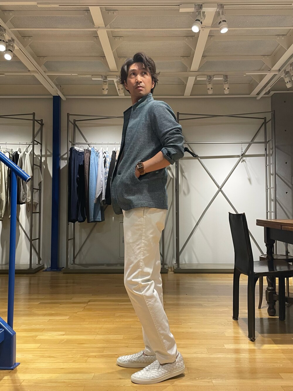 グリーン系のテーラードジャケット、ブラウン系のTシャツ/カットソー、グリーン系のその他パンツを着用したメンズの春コーディネートの2枚目の写真