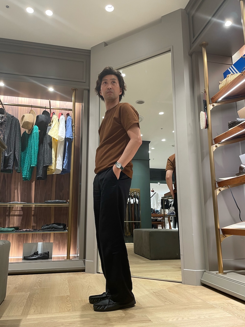 ブラウン系のTシャツ/カットソー、ブラック系のその他パンツ、ブラック系のモカシン/デッキシューズを着用したメンズの夏コーディネートの2枚目の写真