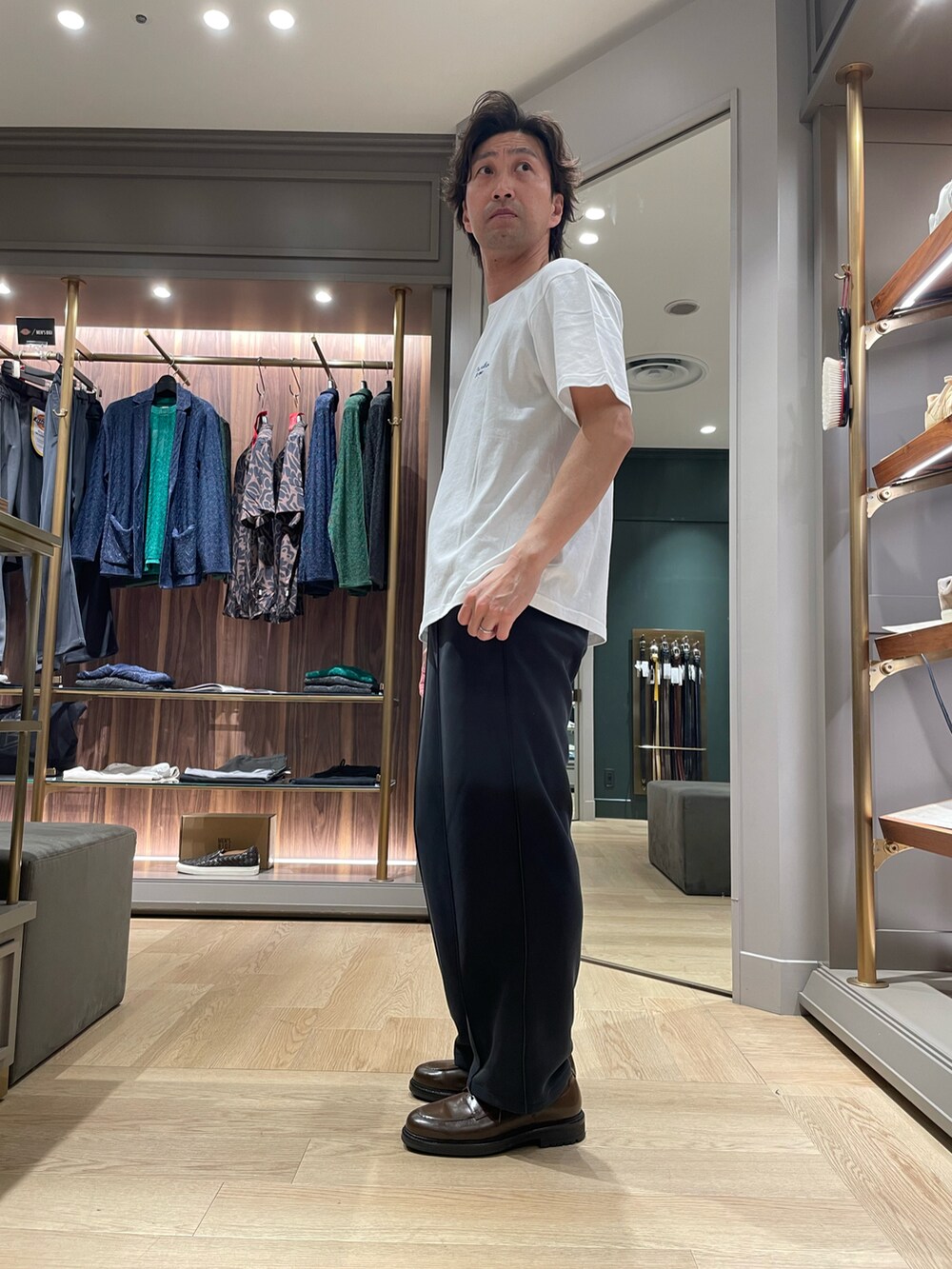 ホワイト系のTシャツ/カットソー、ブラック系のスウェットパンツ、ブラウン系のドレスシューズを着用したメンズの春コーディネートの2枚目の写真