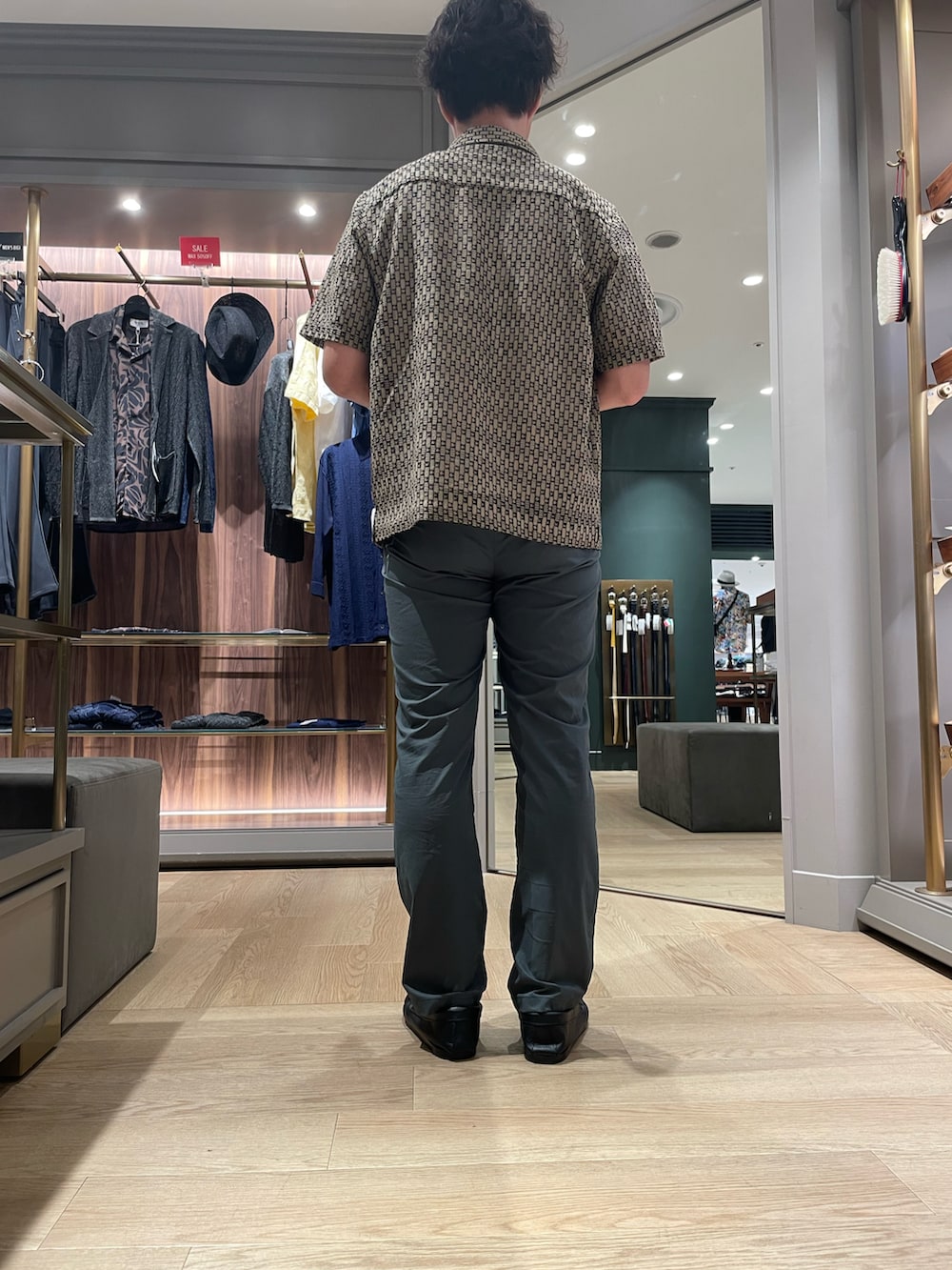 ブラウン系のシャツ/ブラウス、グレー系のパンツ、ブラック系のモカシン/デッキシューズを着用したメンズの秋コーディネートの2枚目の写真