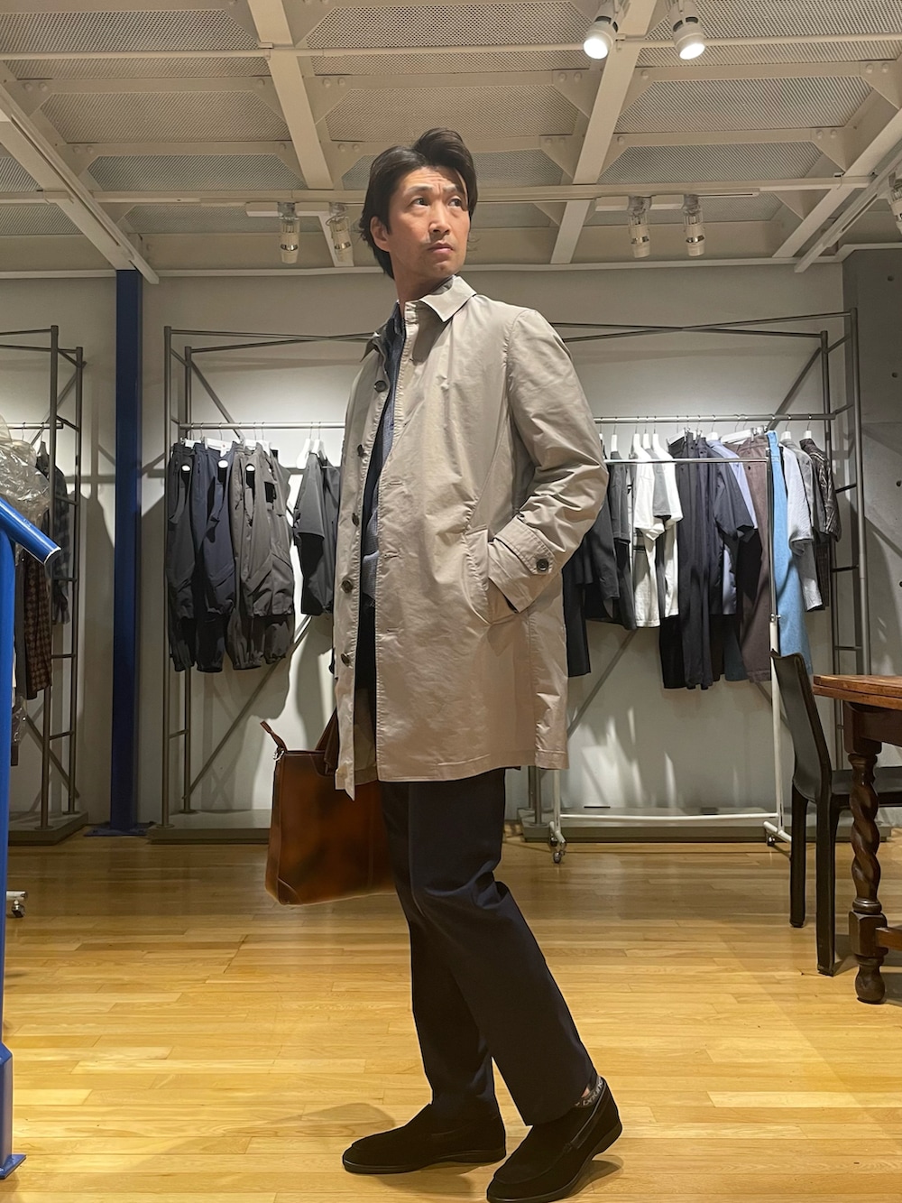 「春、大人カジュアル、ビジネスカジュアル、きれいめカジュアル」｜「CROWDED CLOSETのT400高密度ストレッチタフタステンカラーコート（ステンカラーコート、ベージュ系）」を使った、2ndbmさん（メンズ・174cm）の春コーディネートの2枚目の写真