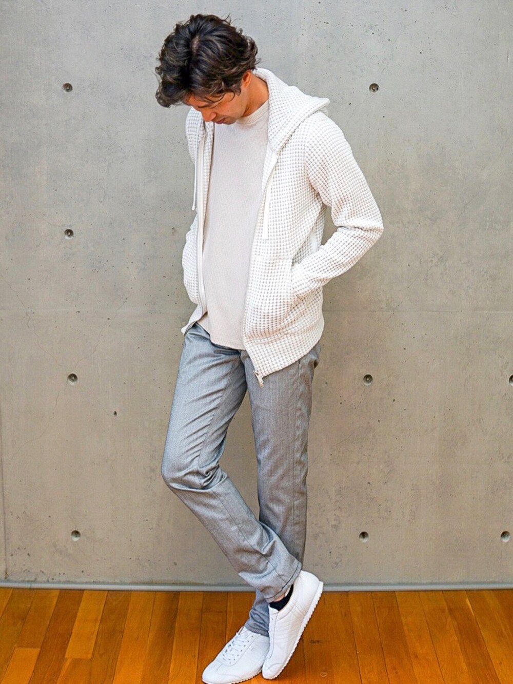ブルー系のその他パンツ、ホワイト系のパーカー、ベージュ系のTシャツ/カットソーを着用したメンズの夏コーディネートの2枚目の写真