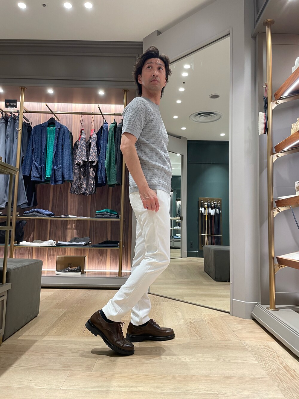 グレー系のTシャツ/カットソー、ホワイト系のその他パンツ、ブラウン系のドレスシューズを着用したメンズの春コーディネートの3枚目の写真