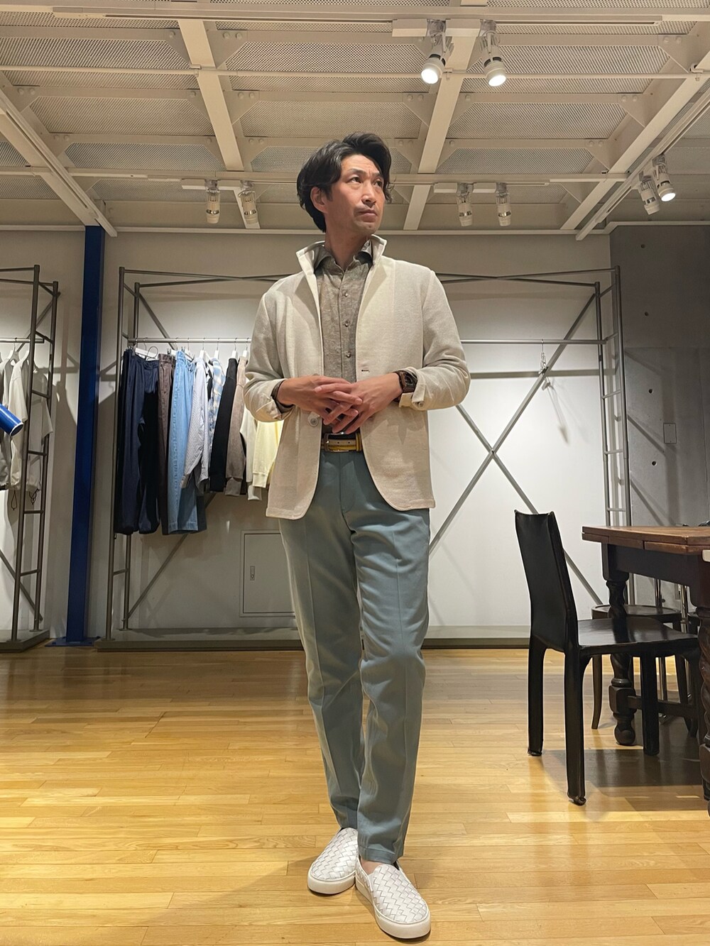 ベージュ系のテーラードジャケット、グリーン系のその他パンツ、ブラウン系のTシャツ/カットソーを着用したメンズの春コーディネートの2枚目の写真