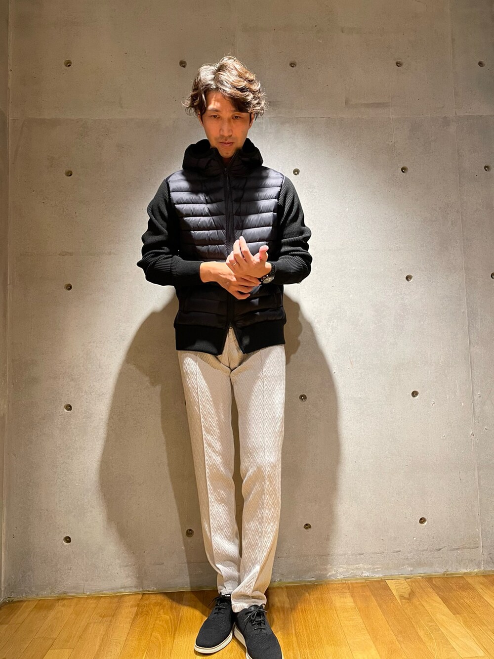 ブラック系のブルゾン、ブラック系のスラックス、ブラック系のスニーカーを着用したメンズの秋コーディネートの2枚目の写真