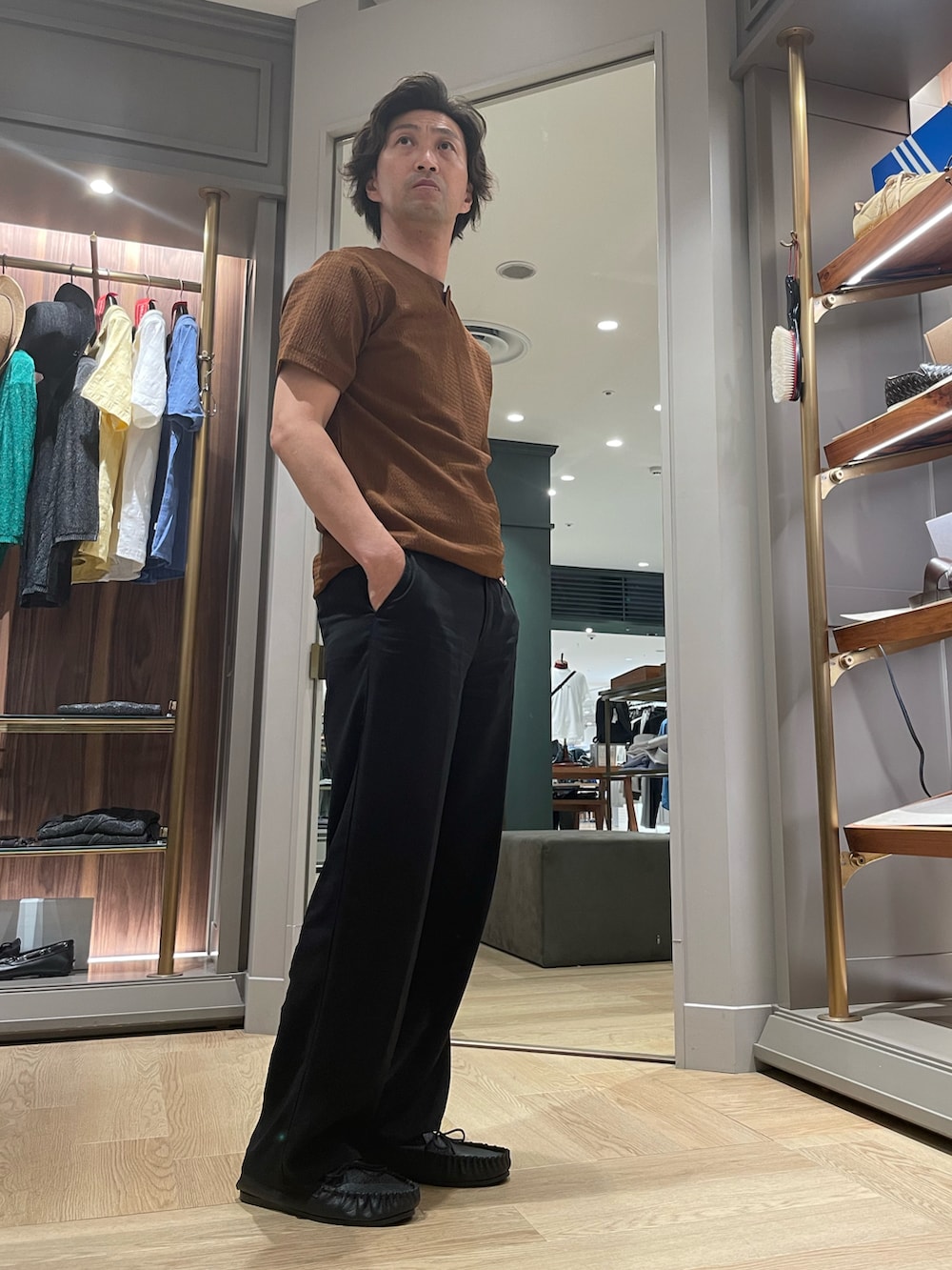 ブラウン系のTシャツ/カットソー、ブラック系のその他パンツ、ブラック系のモカシン/デッキシューズを着用したメンズの夏コーディネートの4枚目の写真