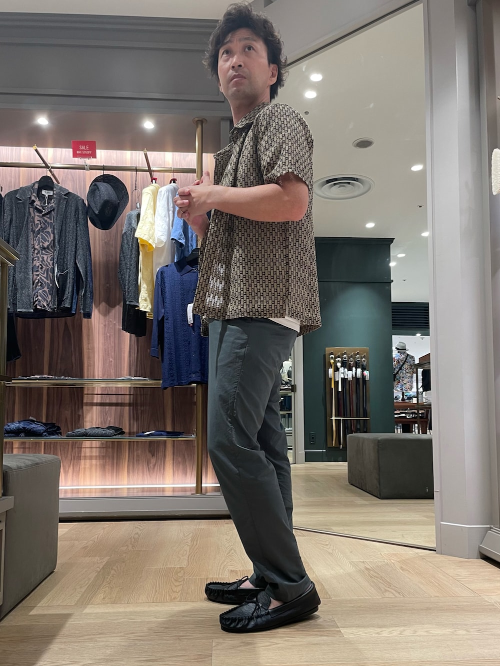 ブラウン系のシャツ/ブラウス、グレー系のパンツ、ブラック系のモカシン/デッキシューズを着用したメンズの秋コーディネートの3枚目の写真