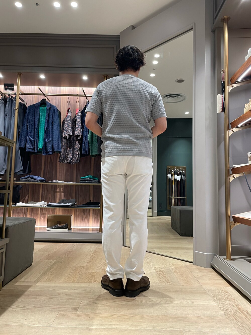 グレー系のTシャツ/カットソー、ホワイト系のその他パンツ、ブラウン系のドレスシューズを着用したメンズの春コーディネートの4枚目の写真