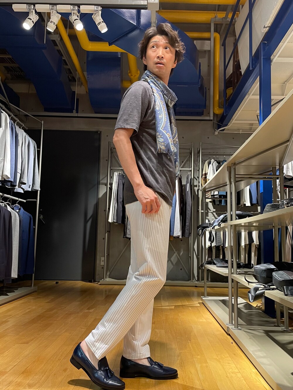 グレー系のTシャツ/カットソー、ホワイト系のパンツ、ブルー系のローファーを着用したメンズの春コーディネートの2枚目の写真