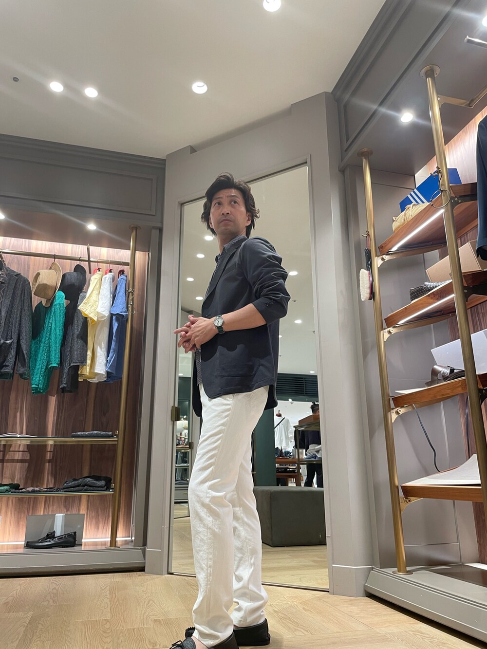 ブルー系のテーラードジャケット、ホワイト系のその他パンツ、ブラック系のモカシン/デッキシューズを着用したメンズの夏コーディネートの3枚目の写真