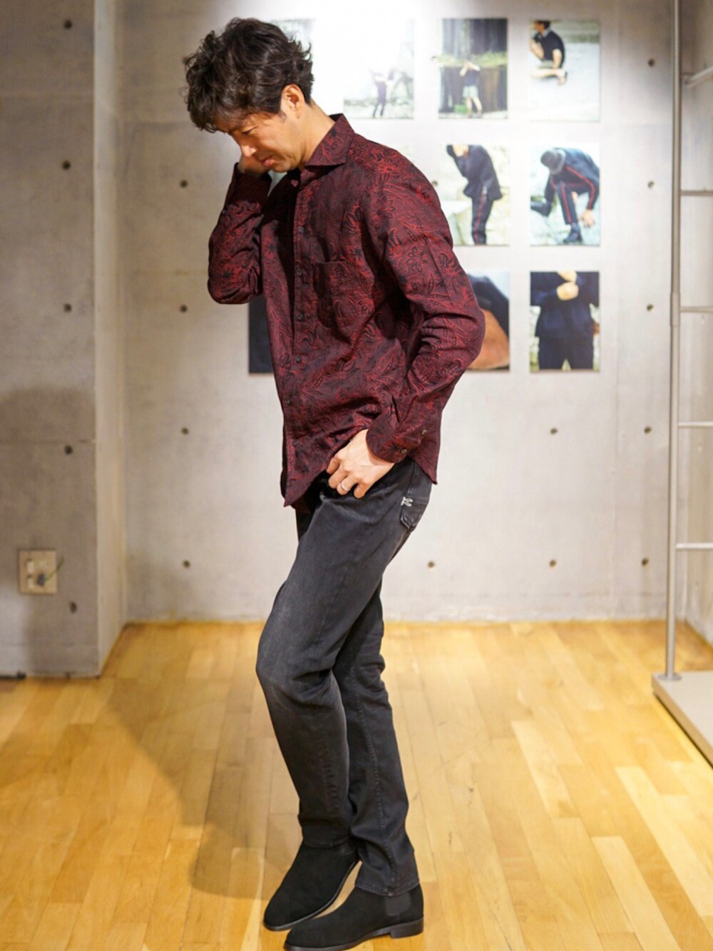 レッド系のシャツ/ブラウス、ブラック系のデニムパンツ、ブラック系のブーツを着用したメンズの夏コーディネートの2枚目の写真