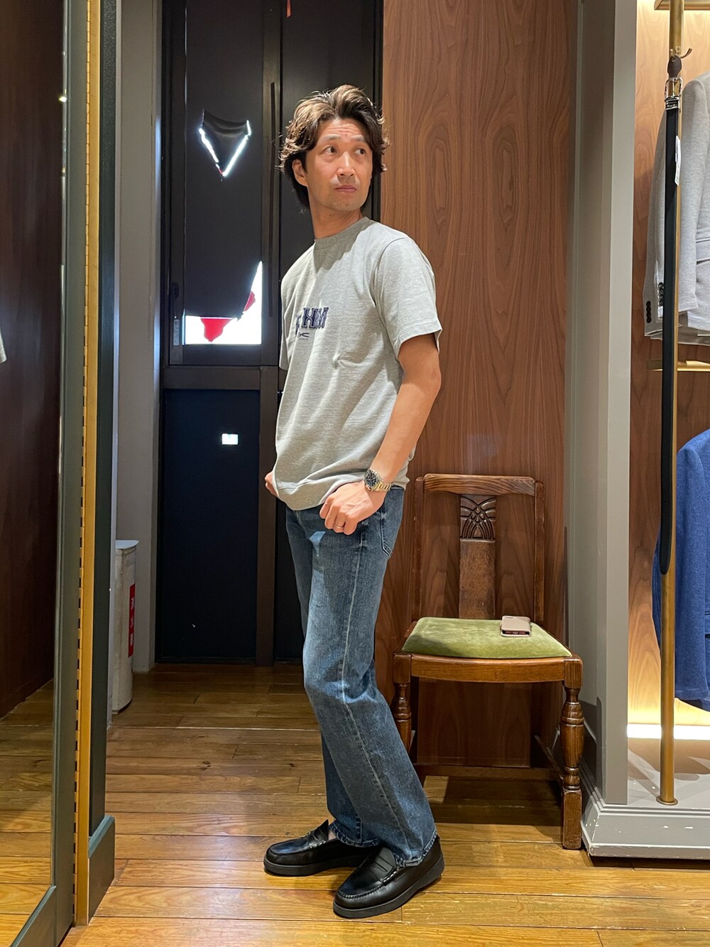 ブルー系のデニムパンツ、グレー系のTシャツ/カットソーを着用したメンズの夏コーディネートの2枚目の写真