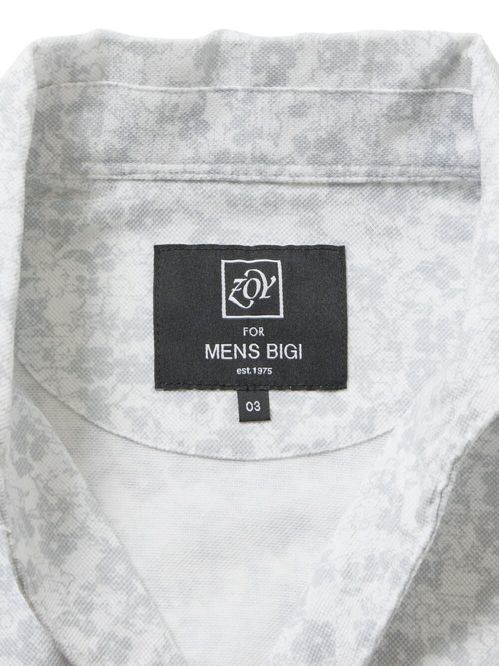 ブルー系のポロシャツを着用したメンズの夏コーディネートの2枚目の写真