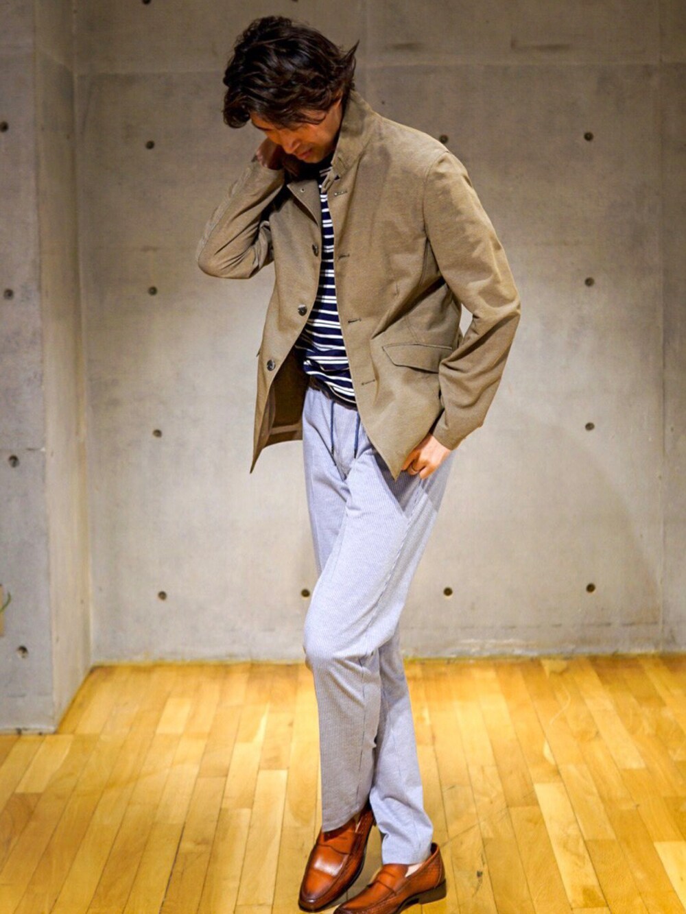 ベージュ系のブルゾン、ブルー系のその他パンツ、ブラック系のトップスを着用したメンズの春コーディネートの2枚目の写真