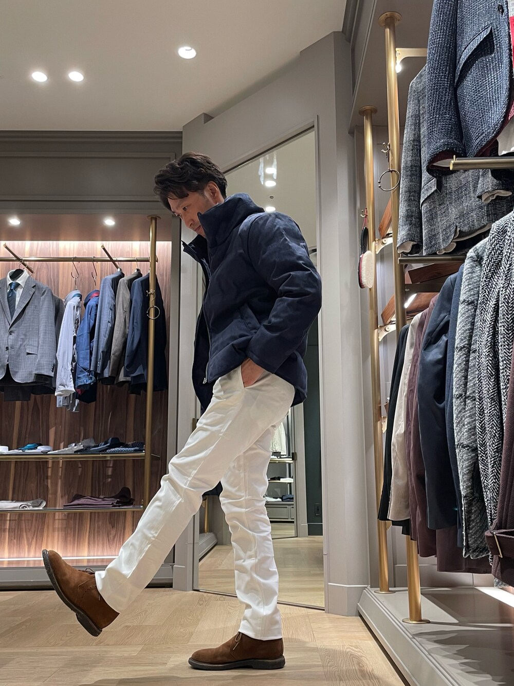 ブルー系のダウンジャケット/コート、ホワイト系のパンツを着用したメンズの冬コーディネートの2枚目の写真