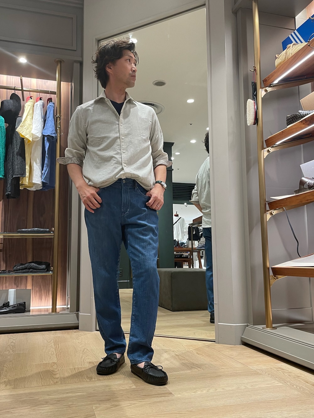 グレー系のシャツ/ブラウス、ブルー系のデニムパンツ、ブラック系のモカシン/デッキシューズを着用したメンズの夏コーディネートの4枚目の写真