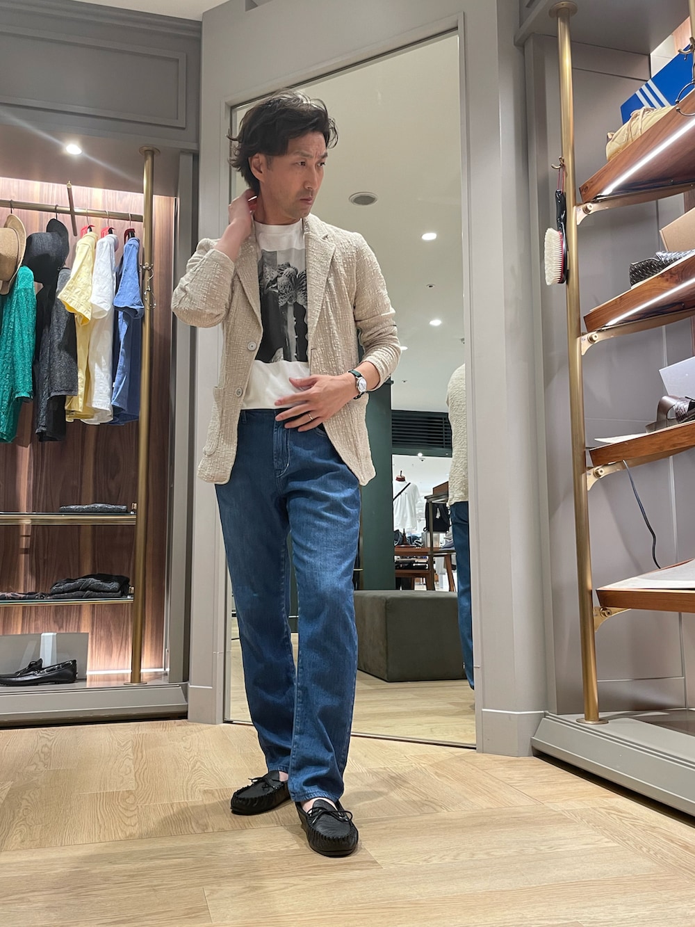 ブルー系のテーラードジャケット、ブルー系のデニムパンツ、ブラック系のモカシン/デッキシューズを着用したメンズの夏コーディネートの4枚目の写真