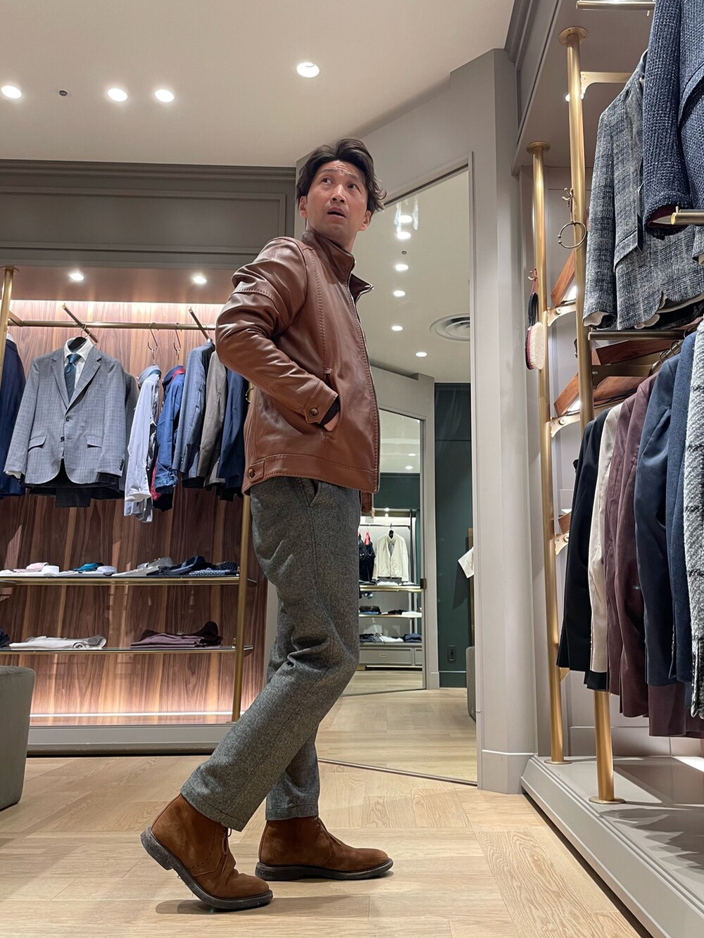 ブラウン系のブルゾン、ブラック系のニット/セーターを着用したメンズの冬コーディネートの2枚目の写真