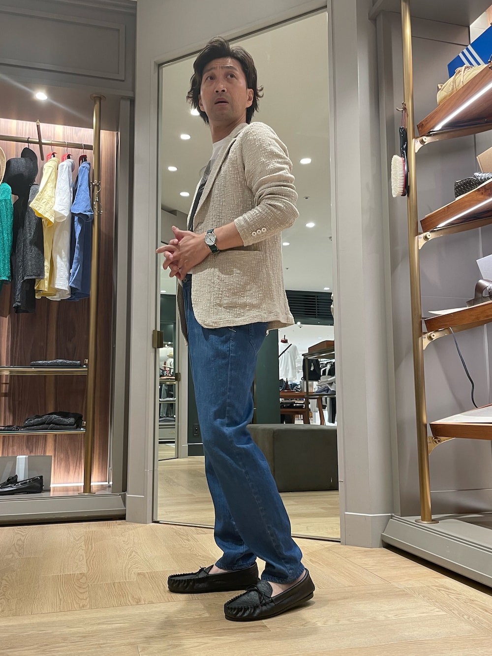 ブルー系のテーラードジャケット、ブルー系のデニムパンツ、ブラック系のモカシン/デッキシューズを着用したメンズの夏コーディネートの3枚目の写真