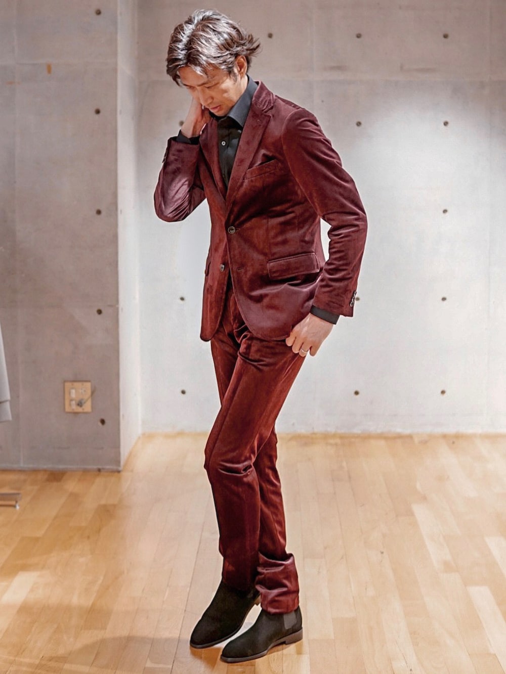 ブラック系のビジネスシャツ、レッド系のテーラードジャケット、レッド系のスラックスを着用したメンズの秋コーディネートの2枚目の写真