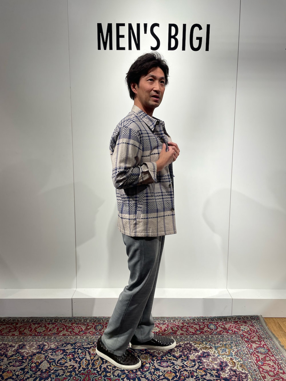 ベージュ系のシャツ/ブラウス、グレー系のパンツ、グレー系のTシャツ/カットソーを着用したメンズの春コーディネートの3枚目の写真