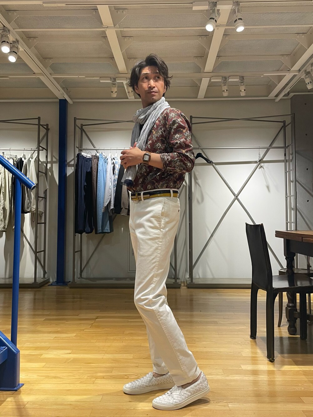 レッド系のシャツ/ブラウス、グリーン系のその他パンツ、イエロー系のベルトを着用したメンズの春コーディネートの2枚目の写真