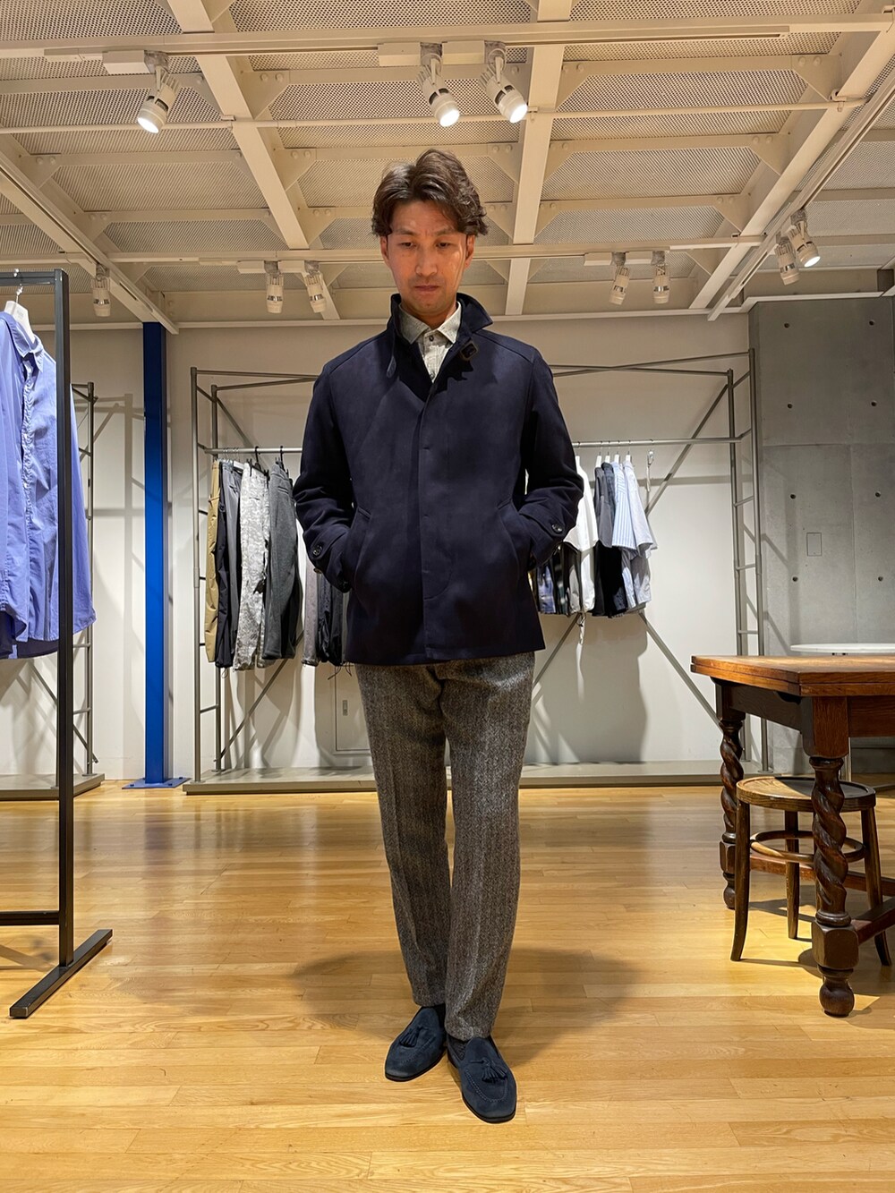 ブルー系のブルゾン、グレー系のスラックス、グレー系のシャツ/ブラウスを着用したメンズの秋コーディネートの2枚目の写真