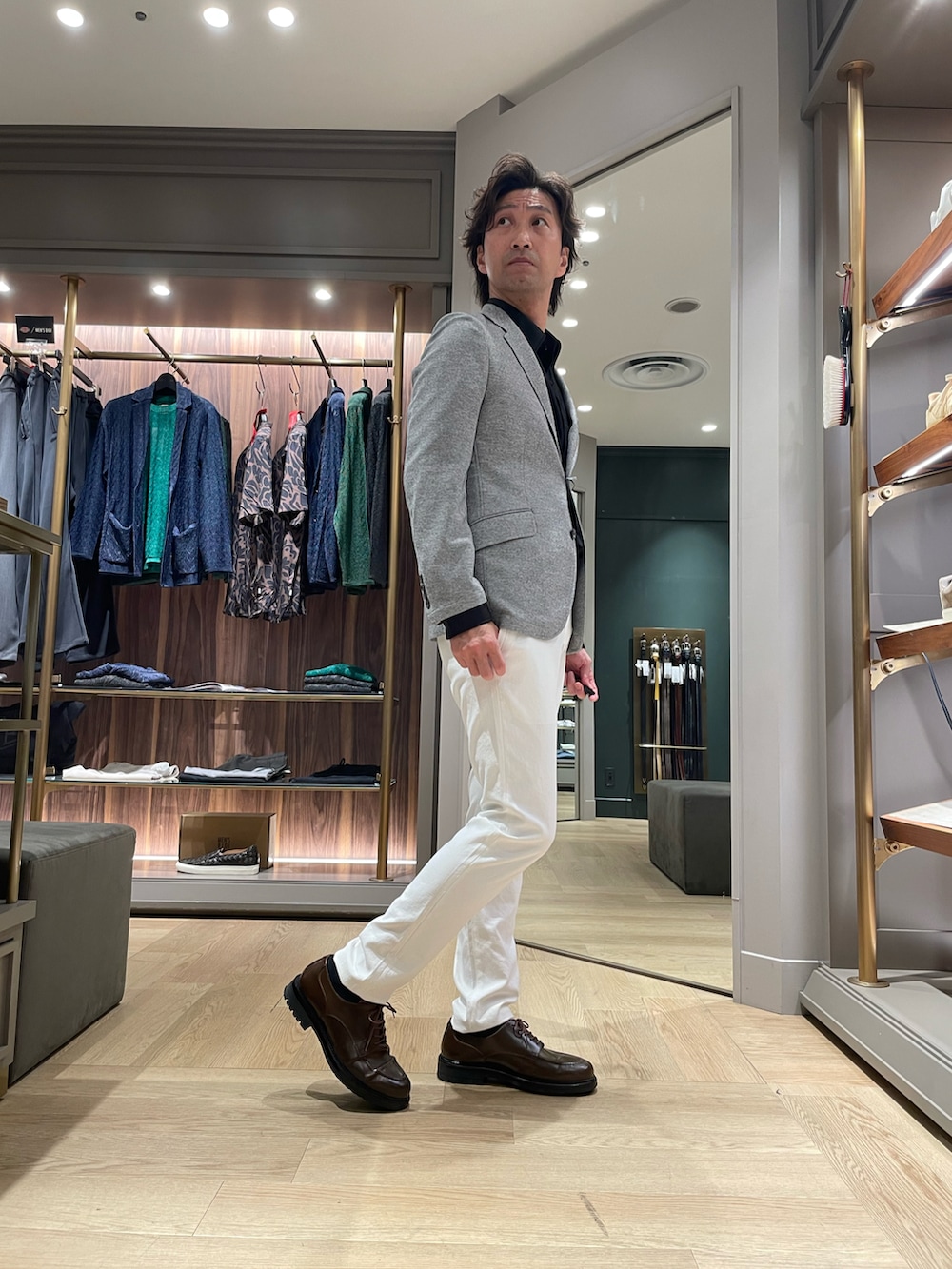 グレー系のテーラードジャケット、ホワイト系のその他パンツ、ブラウン系のドレスシューズを着用したメンズの春コーディネートの3枚目の写真