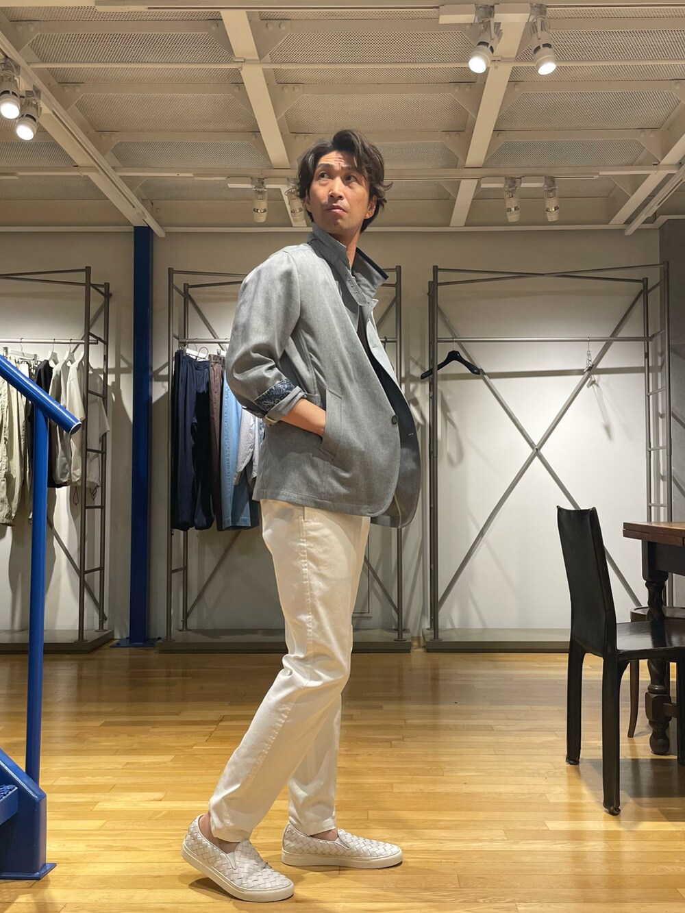 ブルー系のブルゾン、ブラウン系のTシャツ/カットソー、ブラック系のスニーカーを着用したメンズの春コーディネートの2枚目の写真