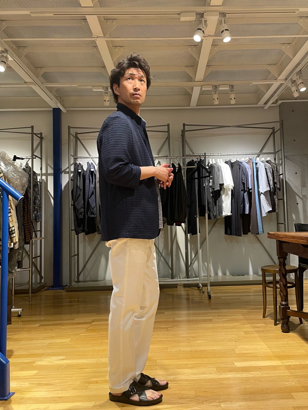 ベージュ系のその他パンツ、ブラック系のサンダル、ブルー系のTシャツ/カットソーを着用したメンズの春コーディネートの2枚目の写真