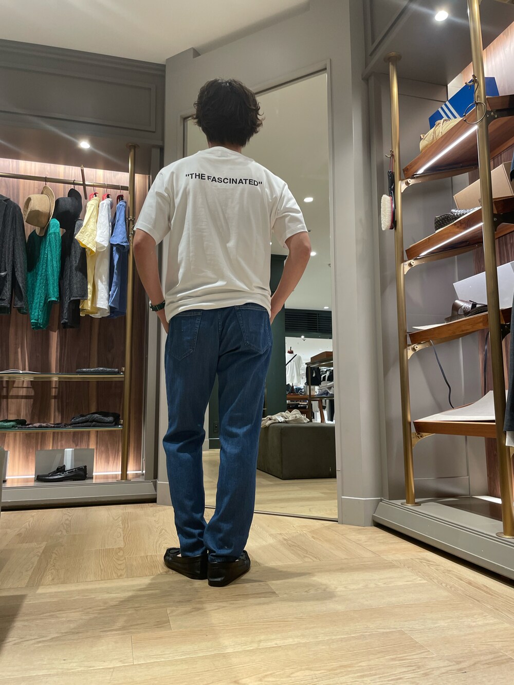 ホワイト系のTシャツ/カットソー、ブルー系のデニムパンツ、ブラック系のモカシン/デッキシューズを着用したメンズの夏コーディネートの3枚目の写真