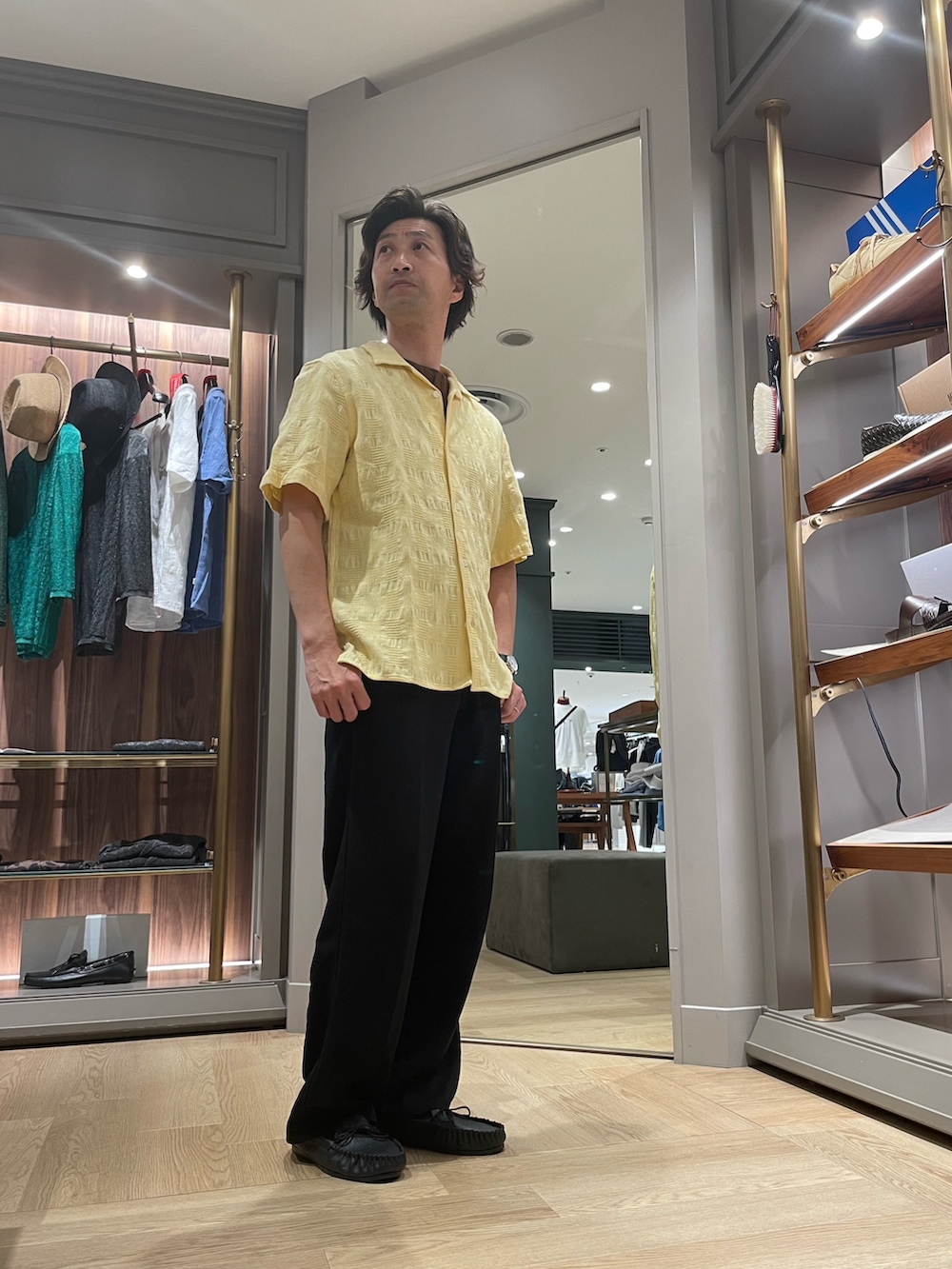 イエロー系のシャツ/ブラウス、ブラック系のその他パンツ、ブラック系のモカシン/デッキシューズを着用したメンズの夏コーディネートの4枚目の写真
