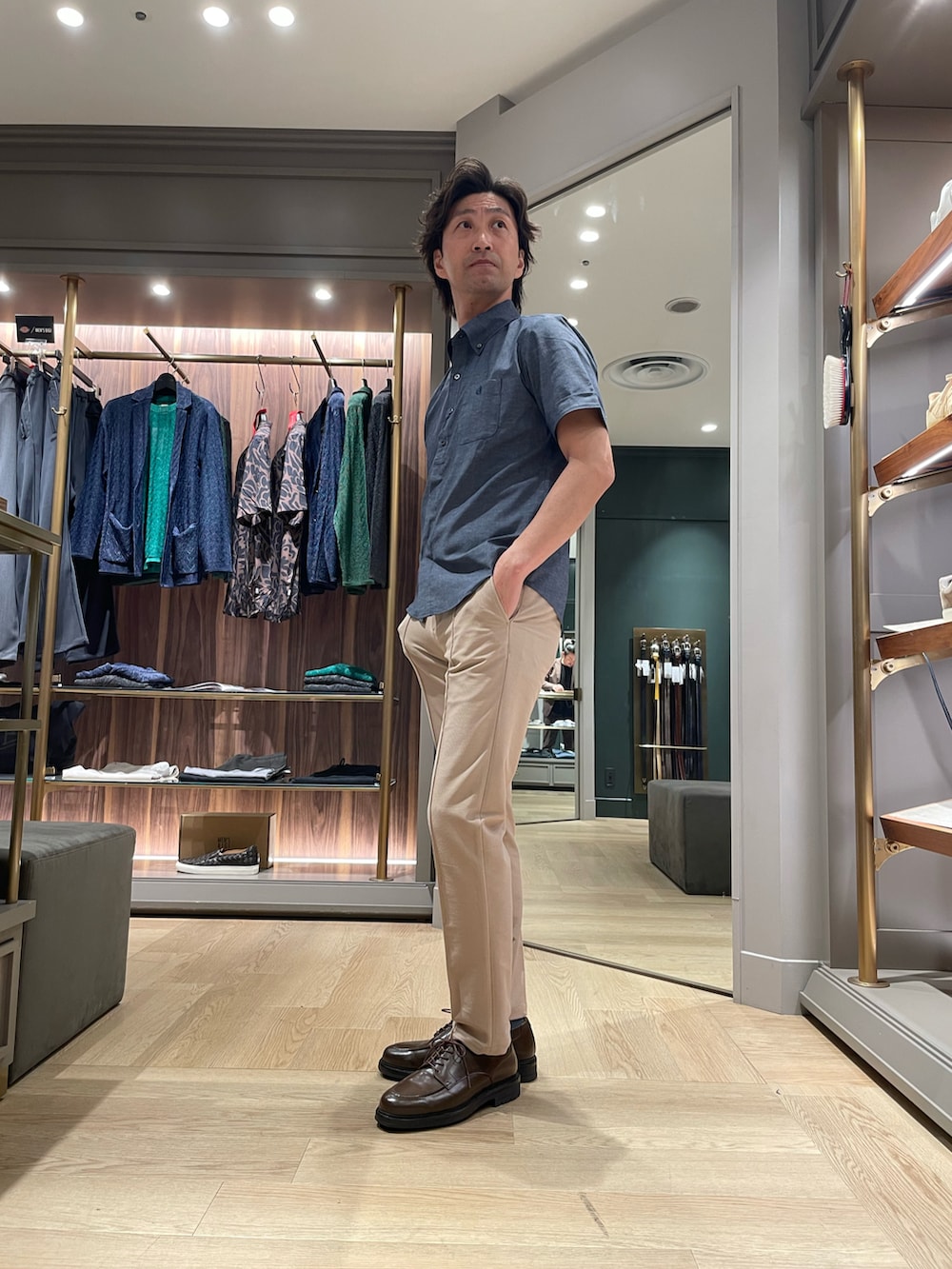 ブルー系のシャツ/ブラウス、ベージュ系のスラックス、ブラウン系のドレスシューズを着用したメンズの夏コーディネートの3枚目の写真
