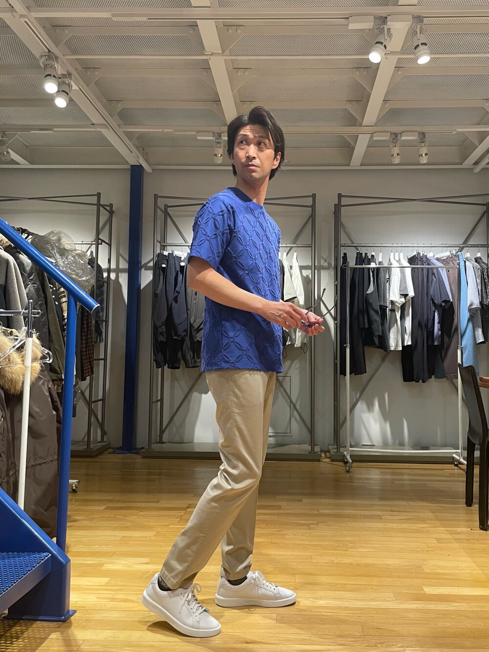 ブルー系のTシャツ/カットソー、ベージュ系のその他パンツ、ホワイト系のスニーカーを着用したメンズの春コーディネートの2枚目の写真