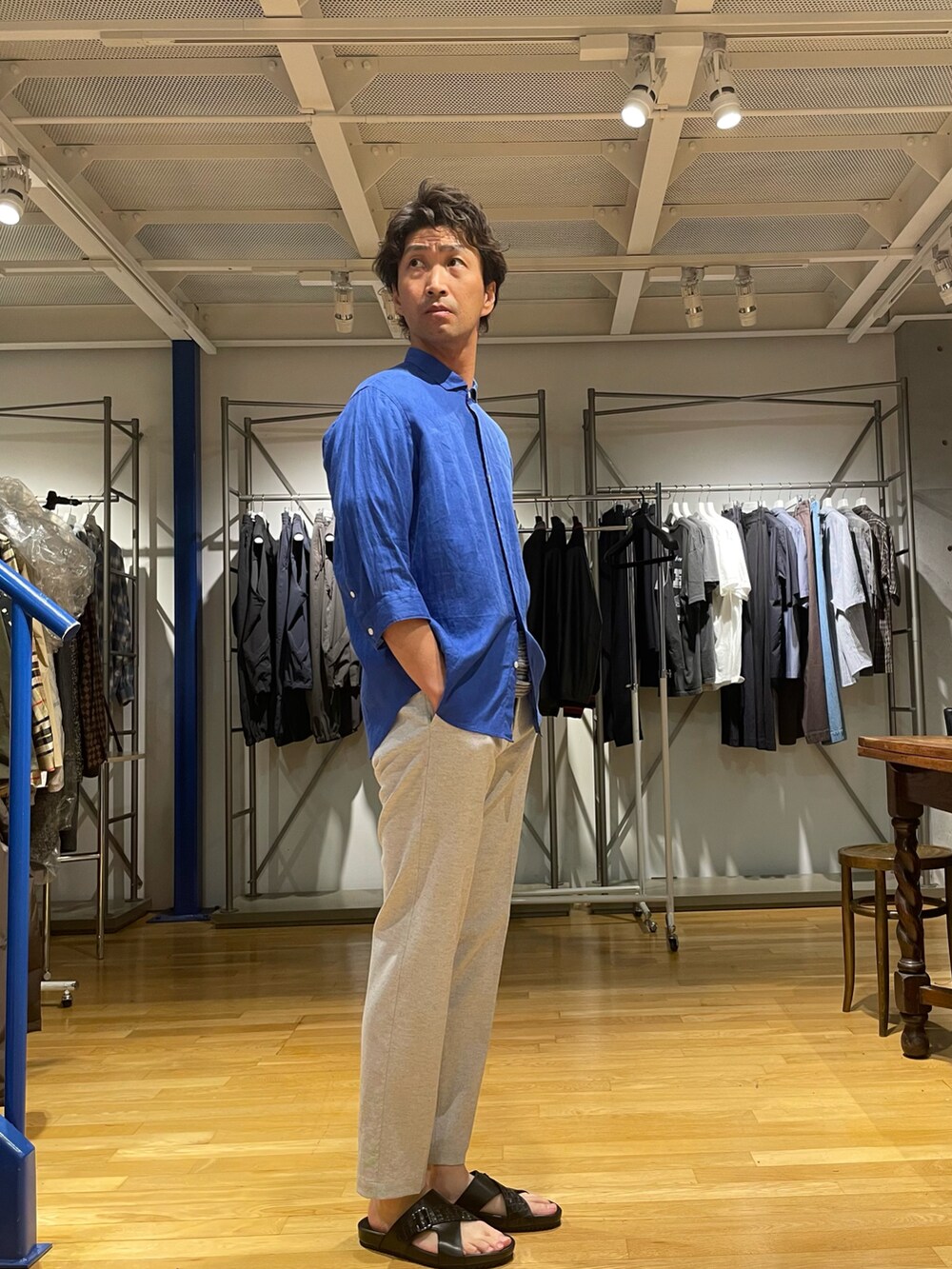 ブルー系のシャツ/ブラウス、ブルー系のその他パンツ、ブラック系のサンダルを着用したメンズの春コーディネートの2枚目の写真