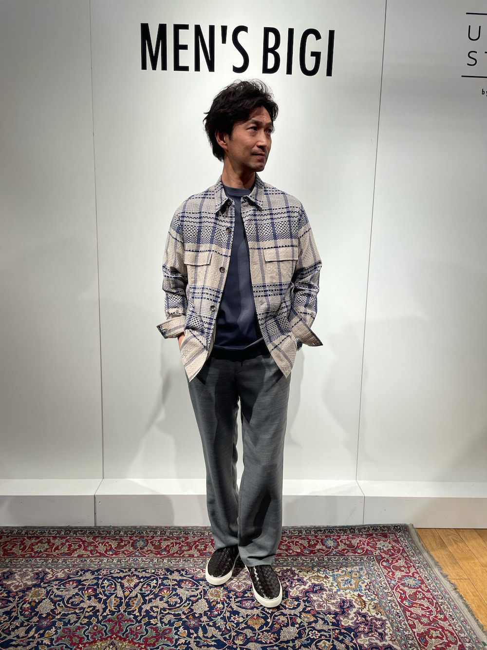 ベージュ系のシャツ/ブラウス、グレー系のその他パンツ、ブラック系のスニーカーを着用したメンズの春コーディネートの3枚目の写真