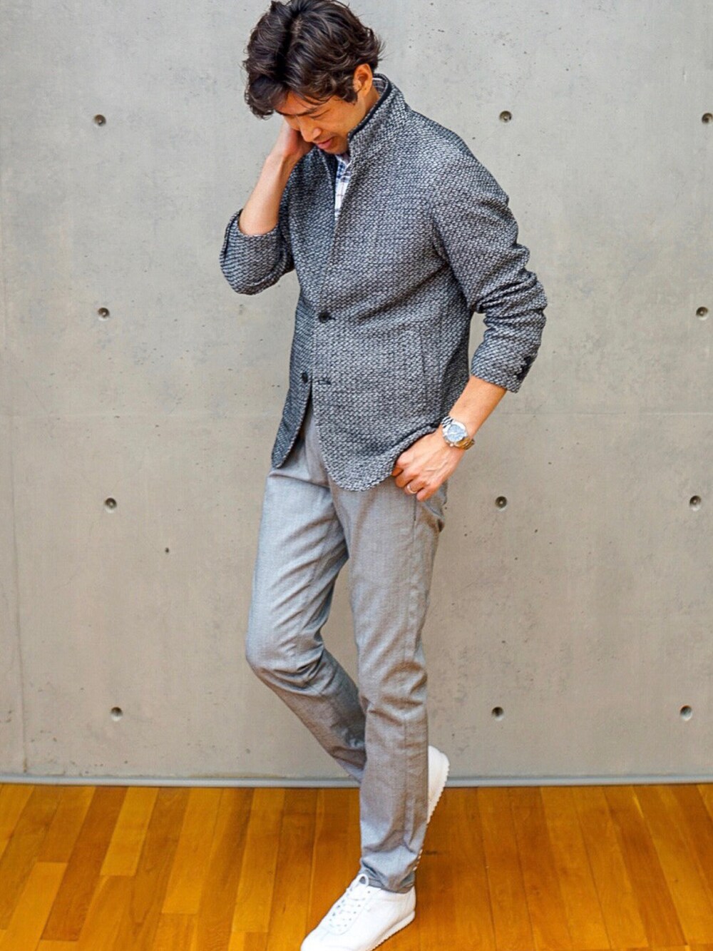 ブルー系のブルゾン、その他のシャツ/ブラウス、グレー系のその他パンツを着用したメンズの夏コーディネートの2枚目の写真