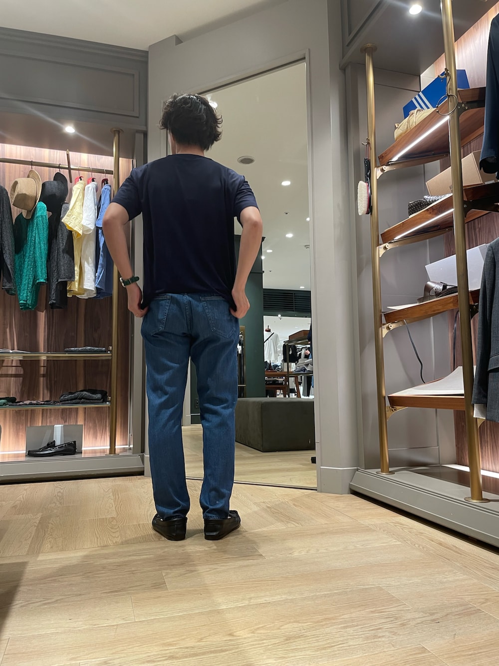 ブルー系のTシャツ/カットソー、ブルー系のデニムパンツ、ブラック系のモカシン/デッキシューズを着用したメンズの夏コーディネートの3枚目の写真