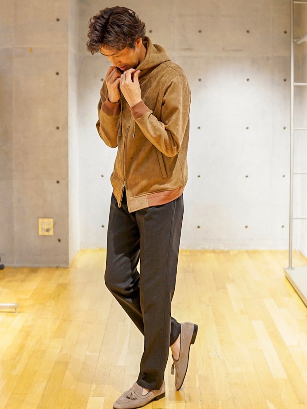 ブルー系のその他パンツ、ベージュ系のローファー、ブラウン系のパーカーを着用したメンズの秋コーディネートの2枚目の写真