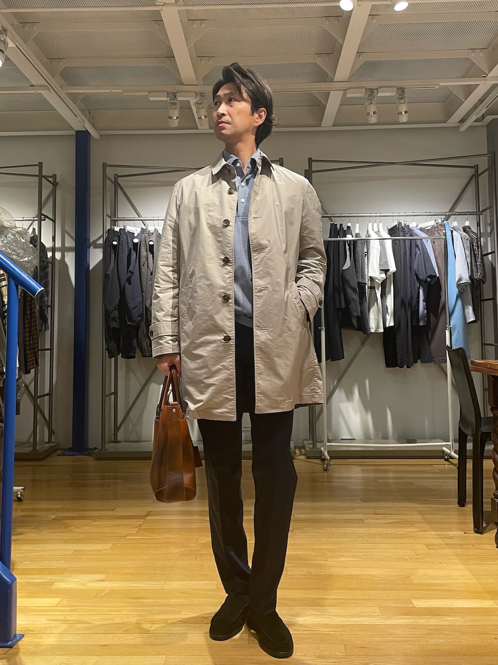 「春、大人カジュアル、ビジネスカジュアル、きれいめカジュアル」｜「CROWDED CLOSETのT400高密度ストレッチタフタステンカラーコート（ステンカラーコート、ベージュ系）」を使った、2ndbmさん（メンズ・174cm）の春コーディネートの3枚目の写真