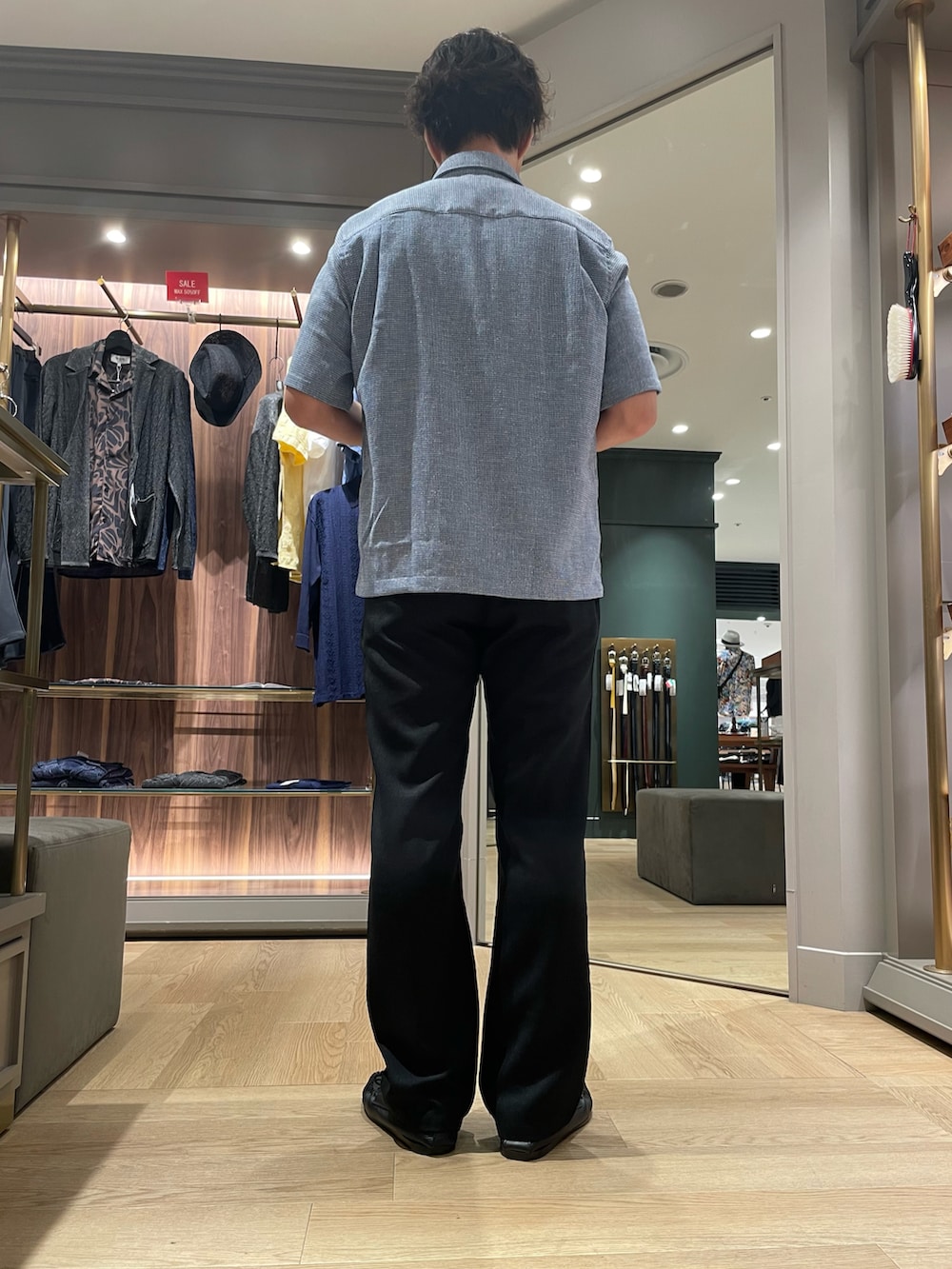ブルー系のシャツ/ブラウス、ブラック系のその他パンツ、ブラック系のモカシン/デッキシューズを着用したメンズの夏コーディネートの2枚目の写真