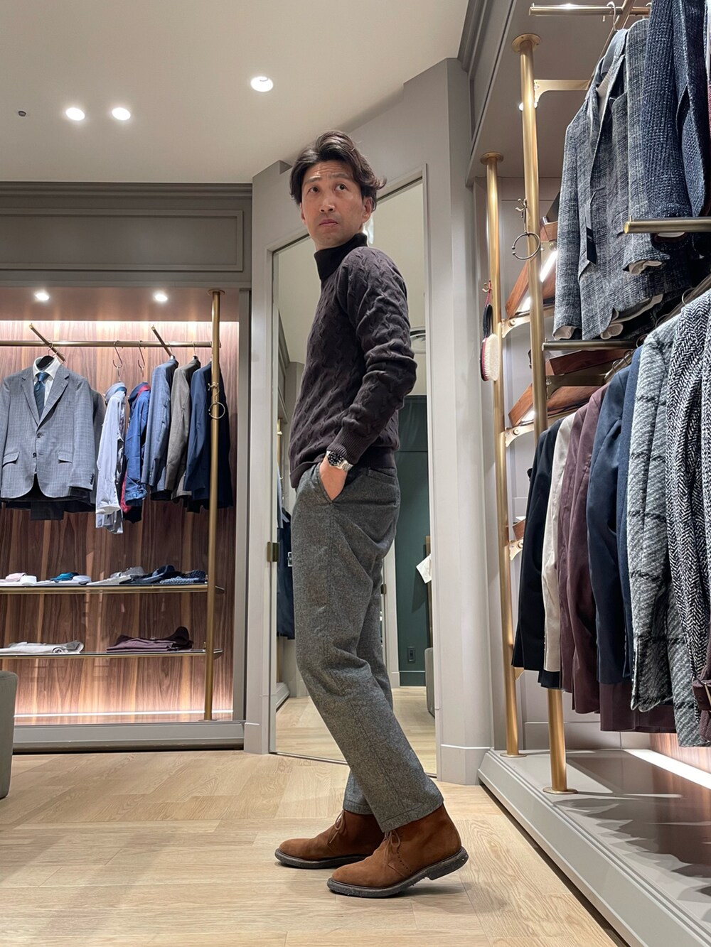 ブラック系のニット/セーターを着用したメンズの冬コーディネートの2枚目の写真