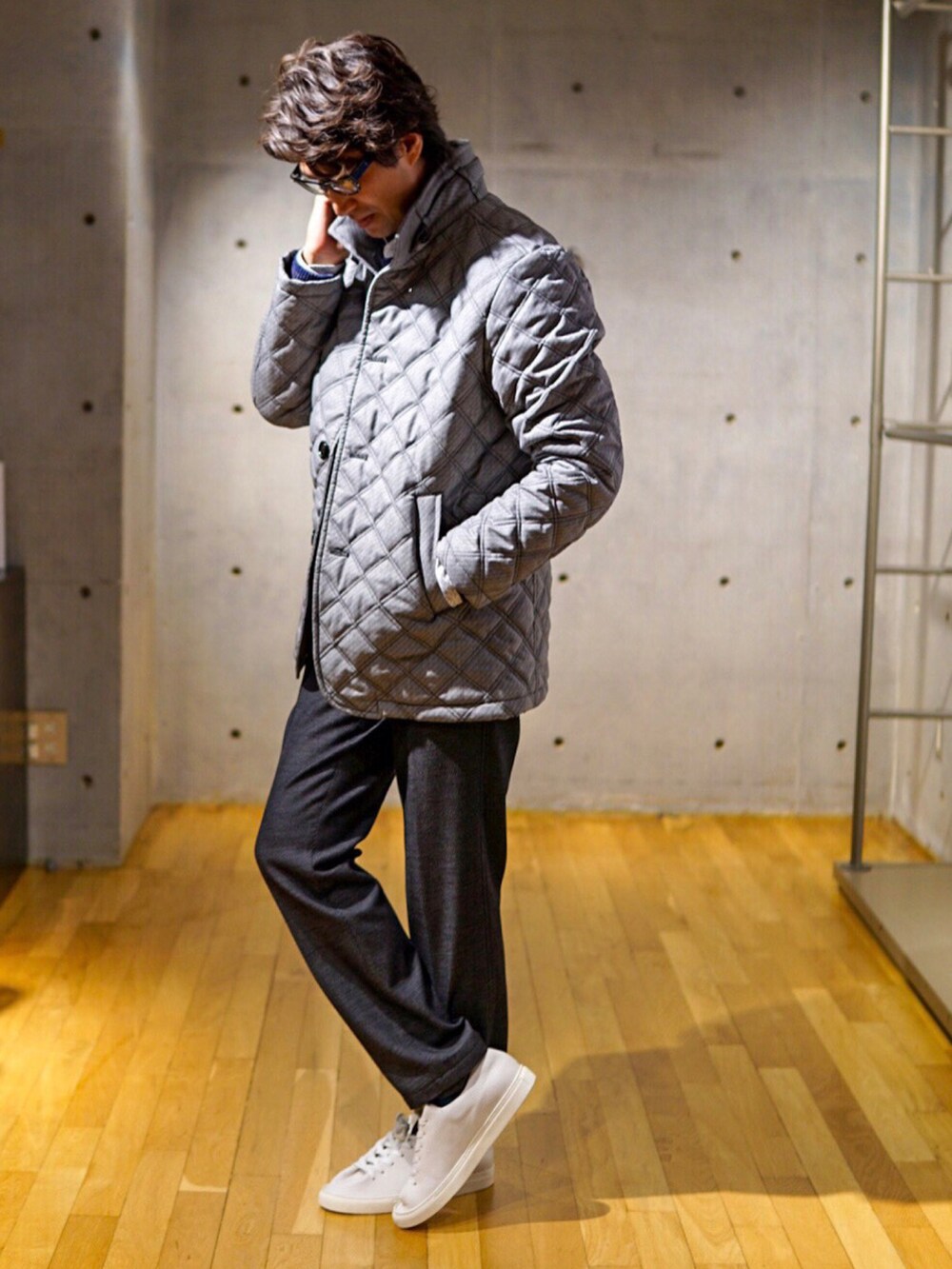 ホワイト系のスニーカー、ブルー系のスラックスを着用したメンズの秋コーディネートの2枚目の写真