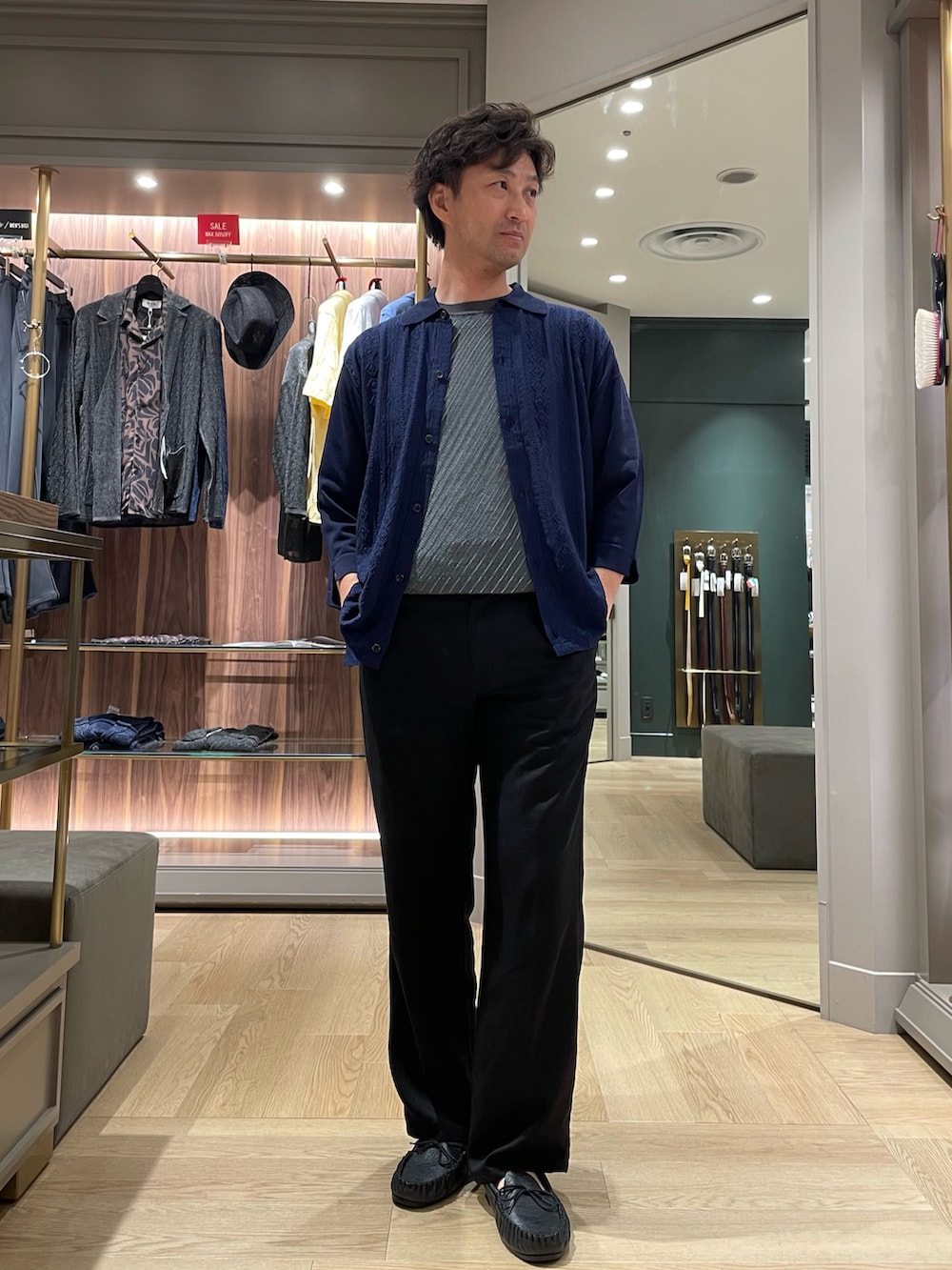 ブラック系のその他パンツ、ブラック系のモカシン/デッキシューズ、グリーン系のTシャツ/カットソーを着用したメンズの夏コーディネートの4枚目の写真