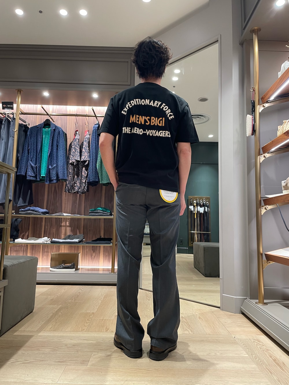 ホワイト系のTシャツ/カットソー、ブラック系のその他パンツ、ブラウン系のドレスシューズを着用したメンズの夏コーディネートの4枚目の写真