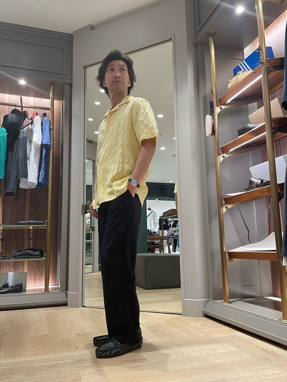 イエロー系のシャツ/ブラウス、ブラック系のその他パンツ、ブラック系のモカシン/デッキシューズを着用したメンズの夏コーディネートの2枚目の写真