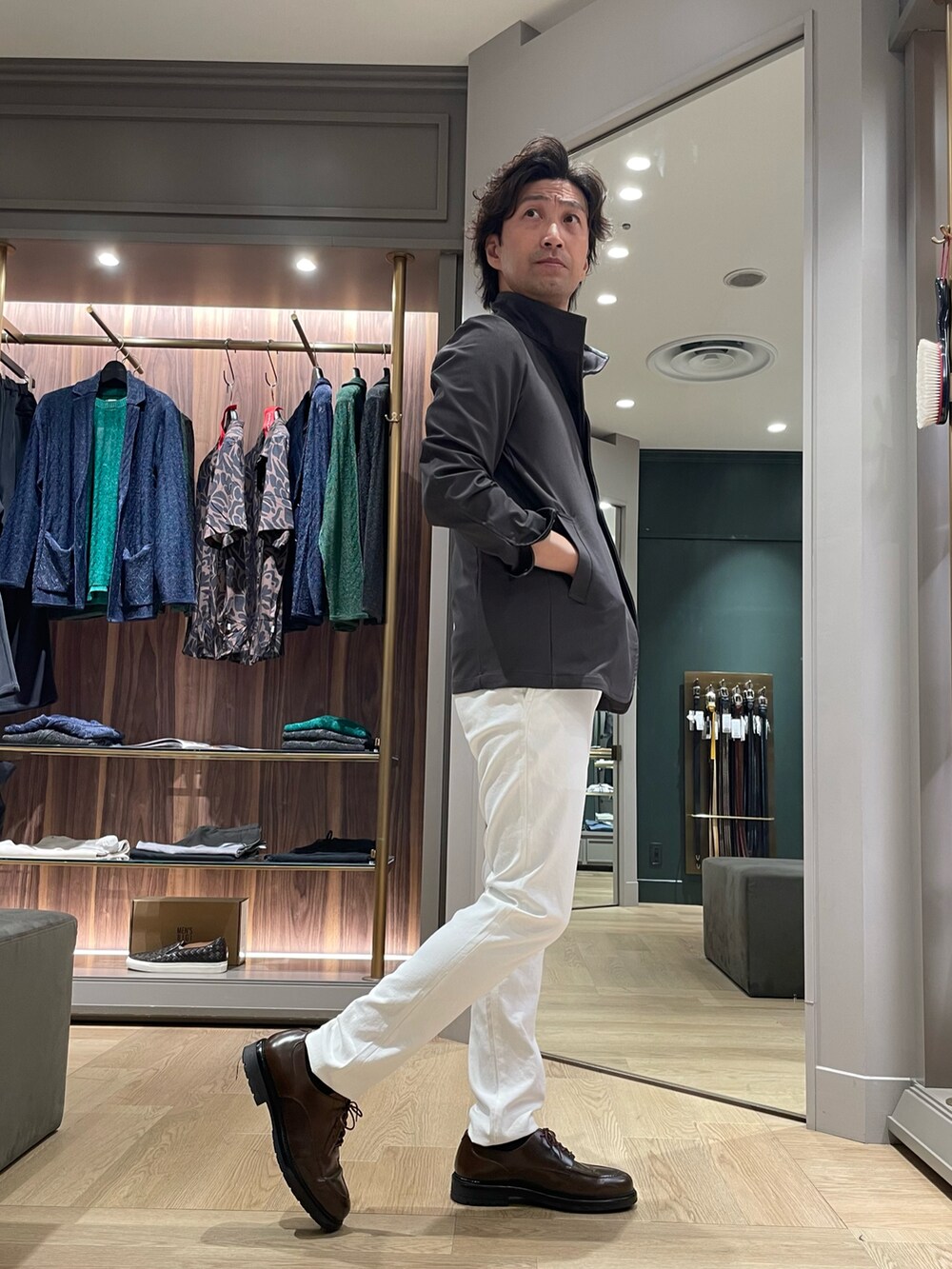 グレー系のTシャツ/カットソー、グレー系のブルゾン、ホワイト系のその他パンツを着用したメンズの春コーディネートの2枚目の写真
